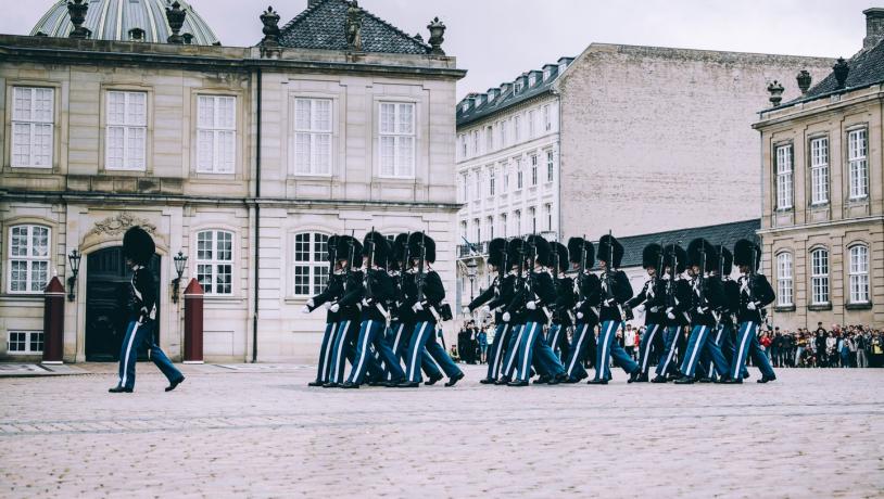 Die Königliche Leibgarde bei der Wachablösung in Schloss Amalienborg, Kopenhagen