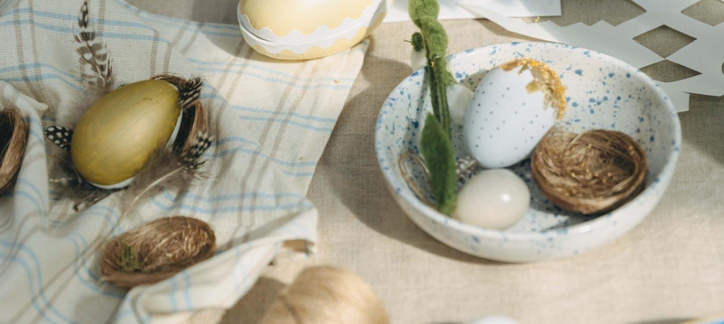 Easterdecorations and eggs on table