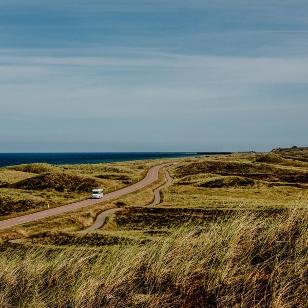 Wohnmobil auf "Kystvejen" der Küstenstraße zwischen Hanstholm und Klitmøller in Thy an der Dänischen Nordsee