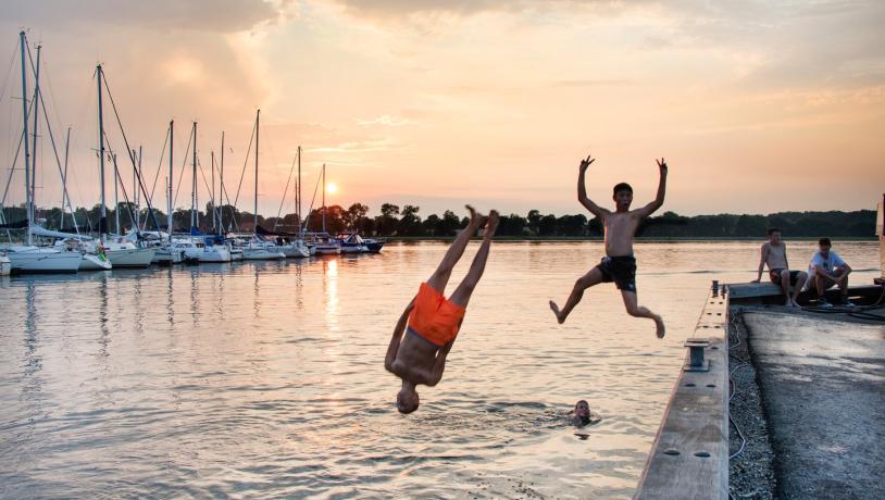 Kinder springen ins Wasser im Hafen von Præstø