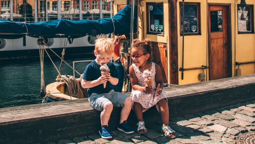 Kinder essen Eis im Hafen von Nyhavn in Kopenhagen