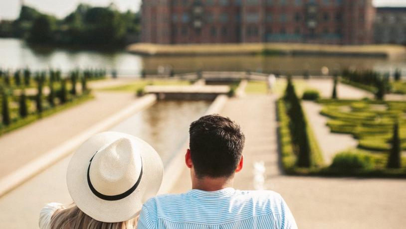 Couple looking at Frederiksborg Castle