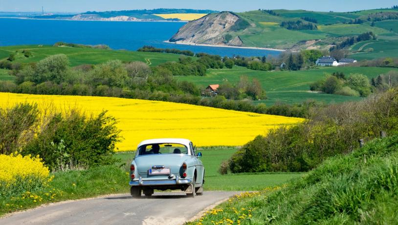 Ausflug mit dem Auto in der hügeligen Landschaft der Insel Mors