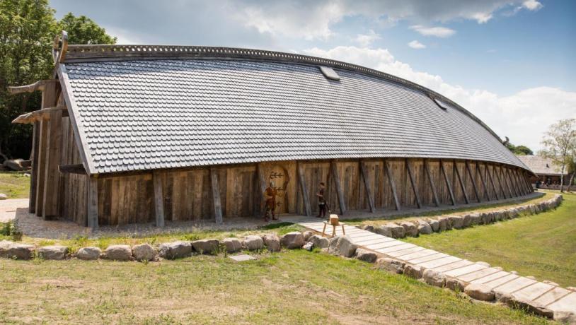 Dänemarks größte Wikingerhalle im Sagnlandet Leje im dänischen Fjordland