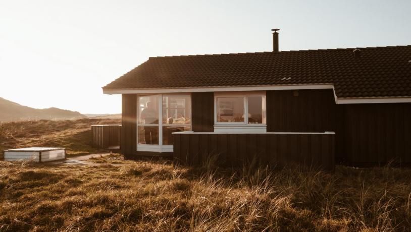 Sommerhaus an der dänischen Nordsee im Sonnenuntergang