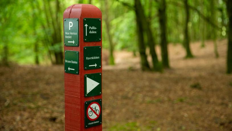 Schild für Wanderrouten im dänischen Nordjütland