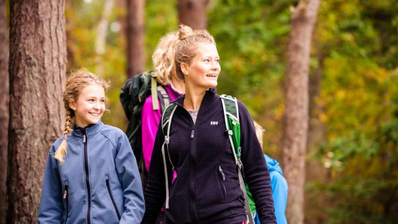 Familie wandert auf dem Wanderweg des Inselmeers im dänischen Fünen