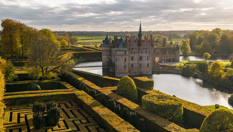 Schloss Egeskov auf der dänischen Insel Fünen im Herbst