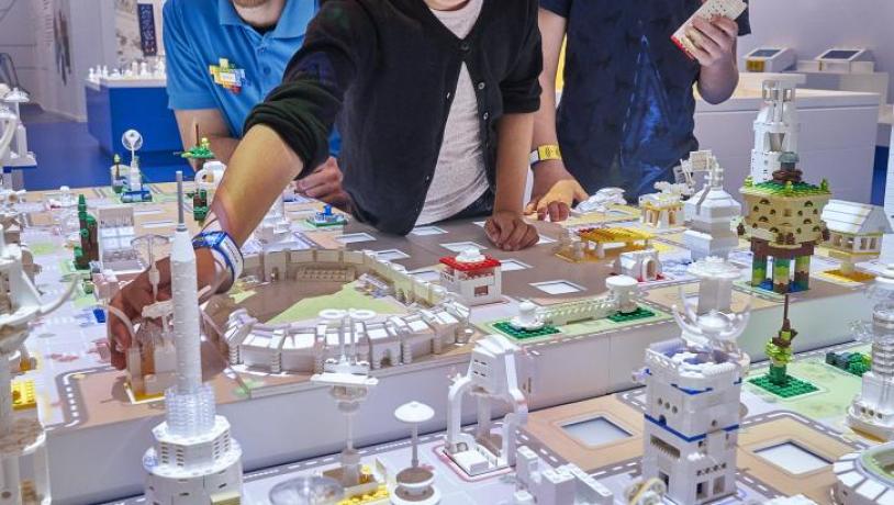 Vater und Tächter spielen Lego im Lego House, Billund, Dänemark