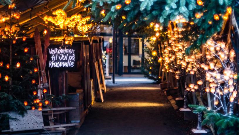 Bild von Eingang zum Weihnachtsmarkt in Krusmølle, der mit Lichterketten geschmückt ist.