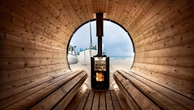 Bild einer Sauna mit Blick auf Schiffe und den Strand in Løkken