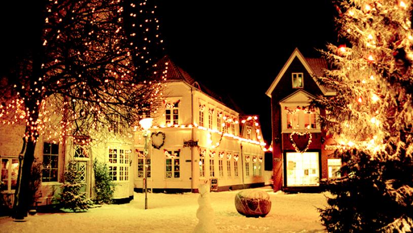 Bild von der Weihnachtsstadt Tønder, die mit vielen Lichtern geschmückt ist.