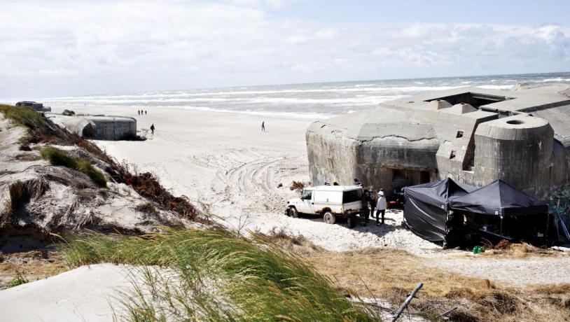 Bild von eines Bunkers und Dreh-Ausstattung am Strand von Hvide Sande