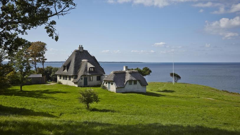 Knud Rasmussen-Haus mit dem Meer im Hintergrund