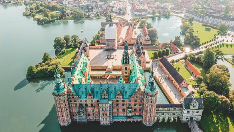Luftaufnahme von Frederiksborg Schloss umgeben vom Wasser