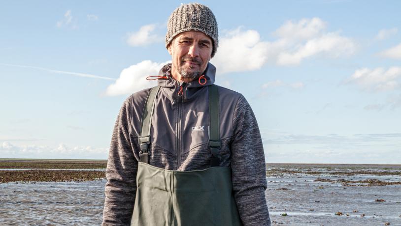 Picture of a man with bucket of oysters at Vadehavet