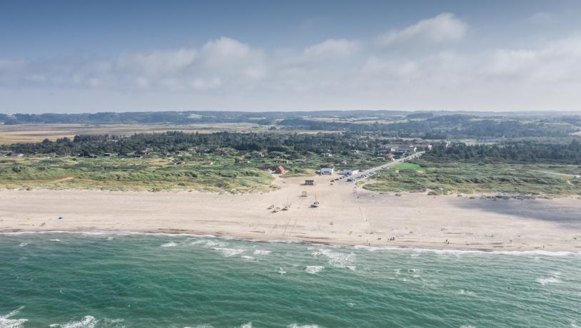 Ein Luftfoto von Slettestrand mit Fischerbooten am Strand