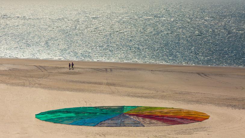 Ein Bild von einem Kunstwerk von Kate Skjerning am Strand in Blåvand