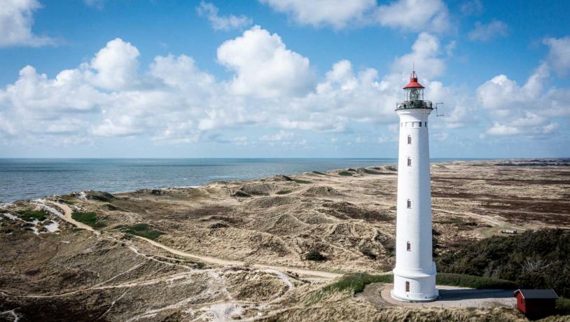 Der Lyngvig Leuchturm in der Landschaft
