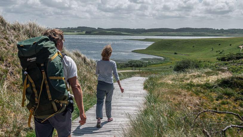 Zwei Wanderer besteigen den Eisberg im Thy-Nationalpark
