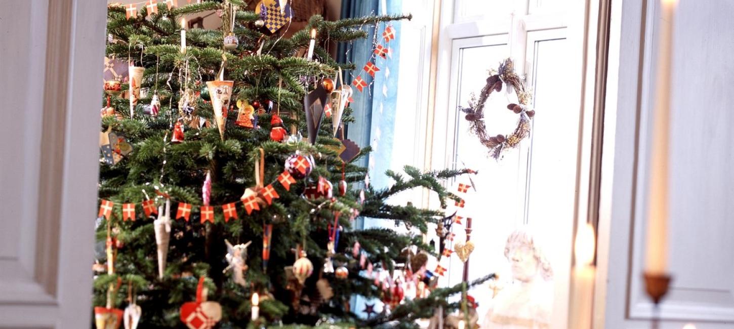 Dänischer Weihnachtsbaum mit traditioneller Weihnachtsdekoration