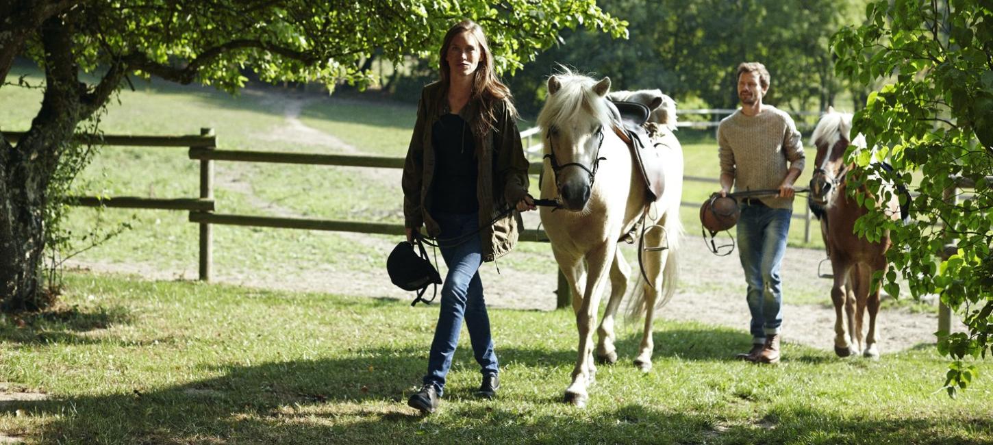 Paar mit Pferden in den Reiterferien auf Fünen in Dänemark