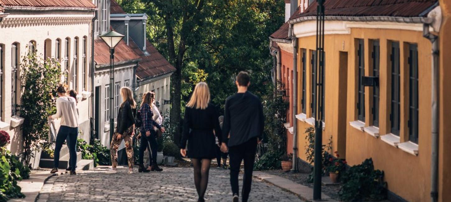 Paar in der Altstadt von Odense auf der dänischen Ostseeinsel Fünen