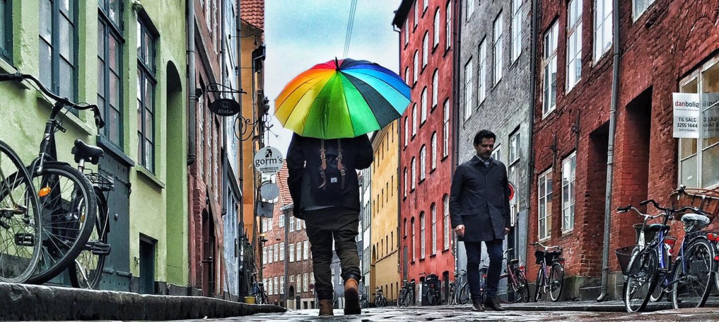 Regnerischer Tag in der bunten Straße Magstræde im Zentrum Kopenhagen