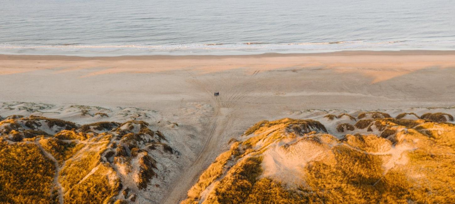 Strand in Hvide Sande an der Dänischen Nordsee bei Sonneuntergang