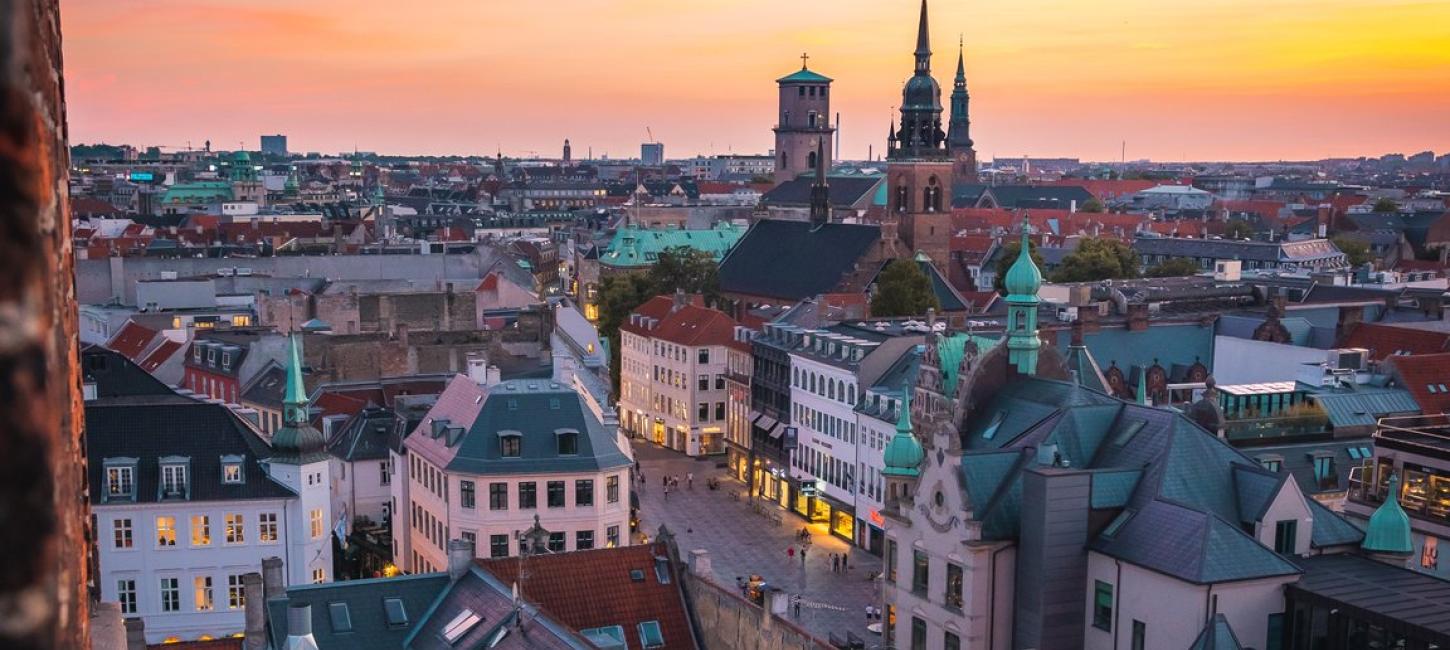 Sonnenuntergang über der Shoppingstraße Strøget in Kopenhagen