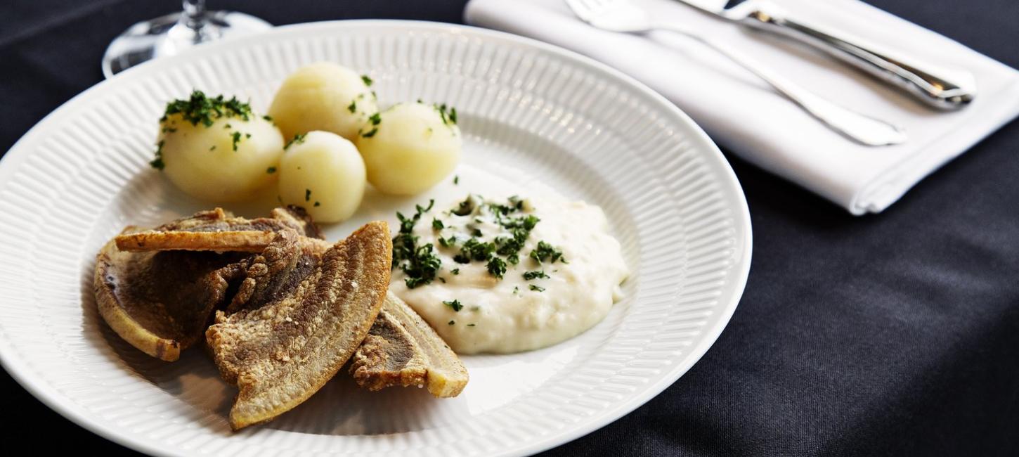 Das dänische Nationalgericht Gebratener Schweinebauchspeck mit Petersiliensauce ("Stegt flæsk med persillesovs")
