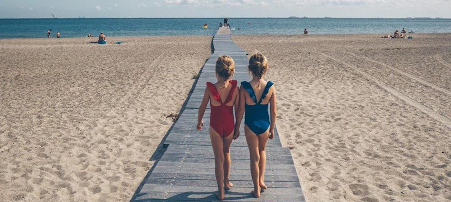 Zwei Kinder am Amager Strandpark in Kopenhagen