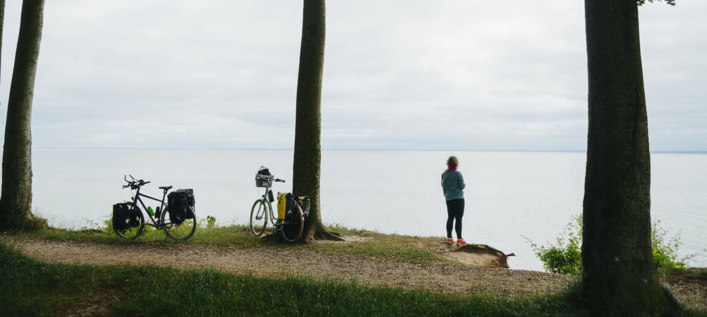 A woman enjoying the view in South Jutland during a pitstop along the N8 bike route