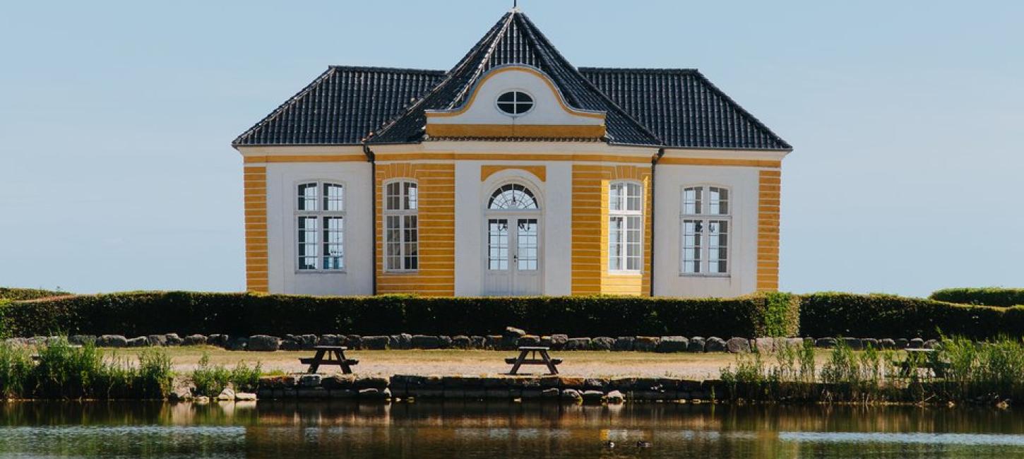 Das Seeschloss Valdemars Slot auf der dänischen Insel Tåsinge bei Svendborg in Fünen