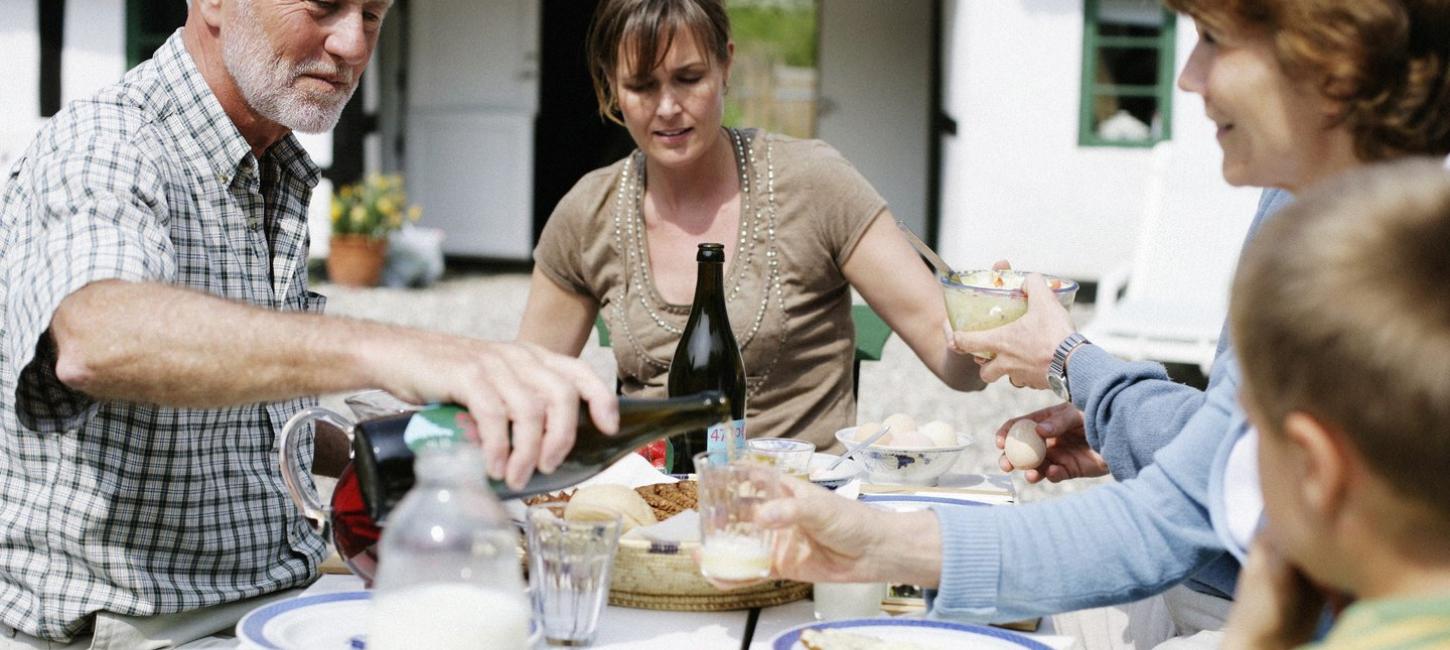 Familie beim Mittagessen in Dänemark