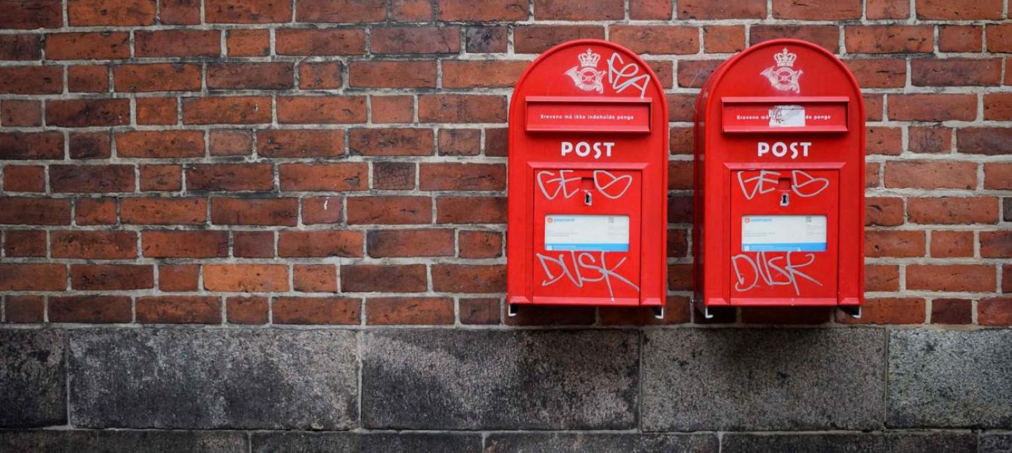 Zwei rote Briefkästen in Roskilde, Dänemark