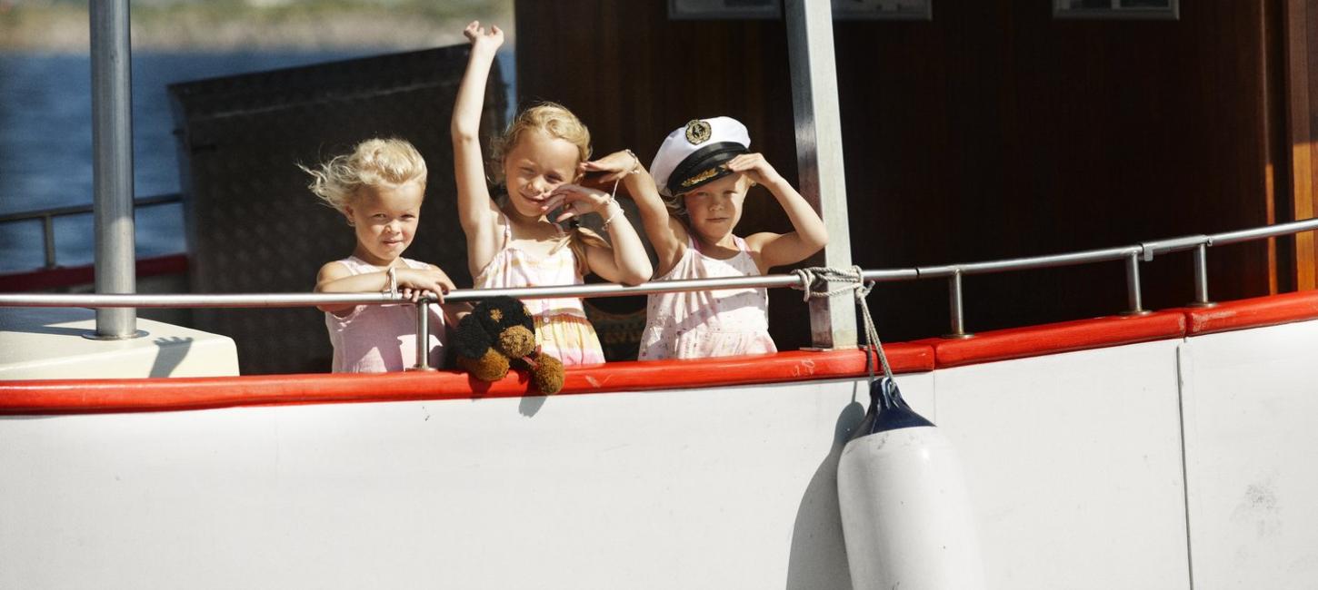 Kinder auf einem Fährschiff in Dänemark