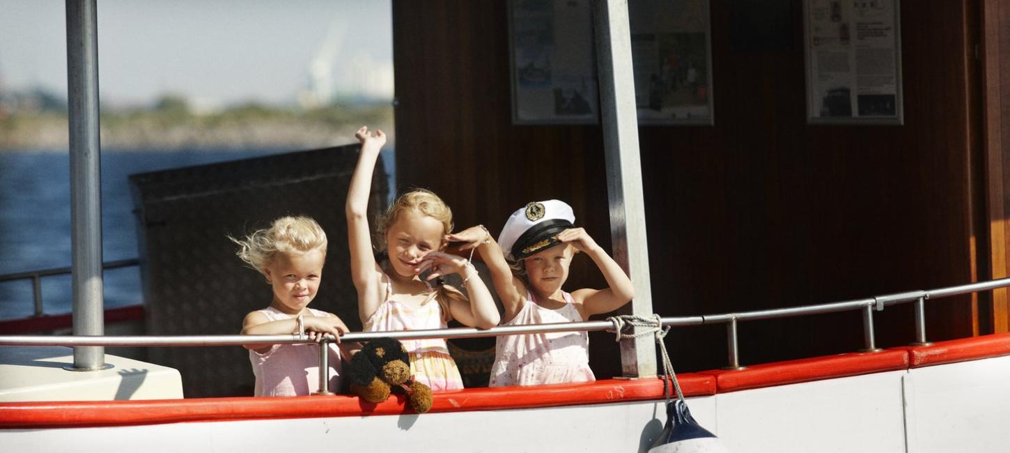 Kinder auf einem Fährschiff in Dänemark