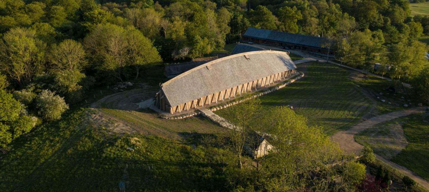 Dänemarks größte Wikingerhalle im Sagnlandet Leje im dänischen Fjordland