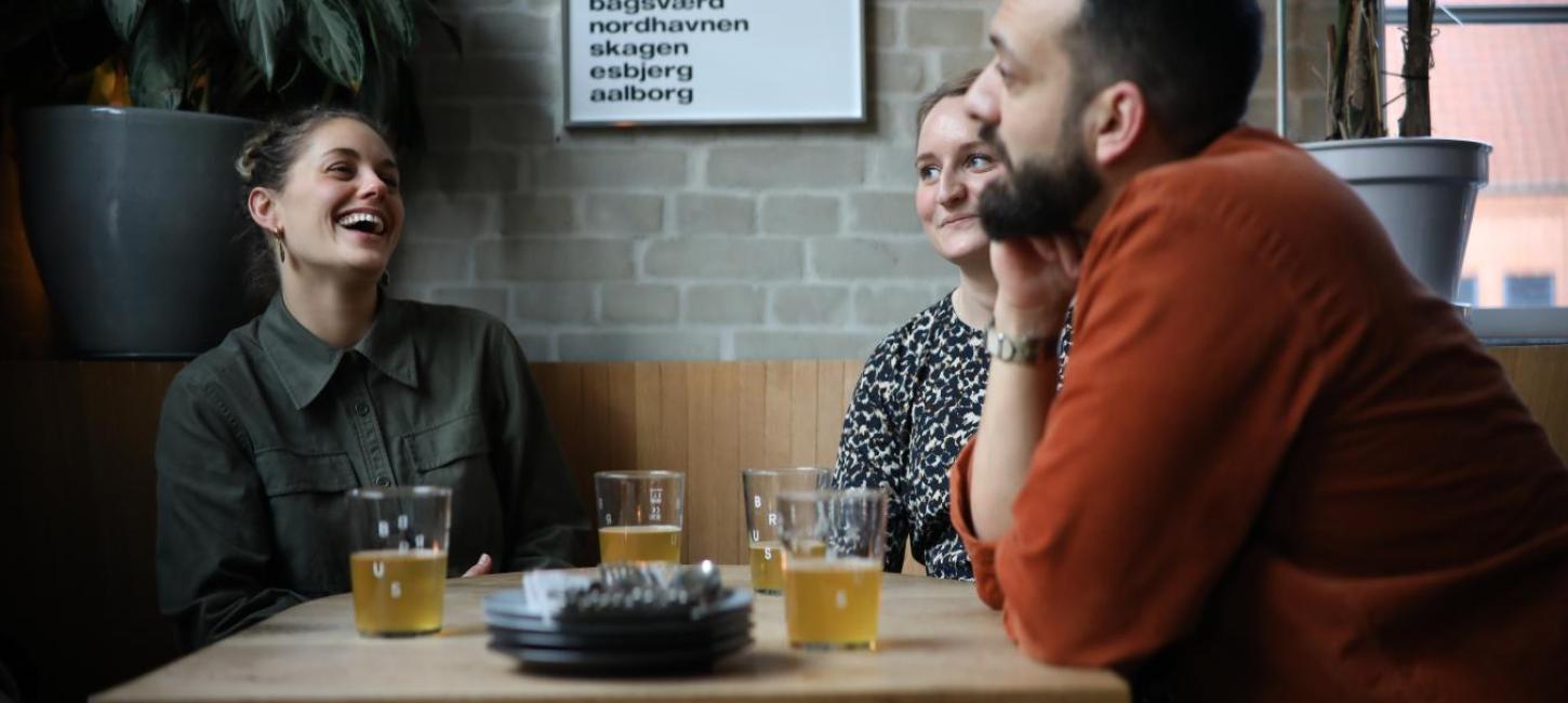 Freundesgruppe beim Biertrinken in der Kopenhagener Bar BRUS