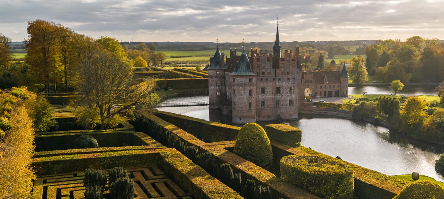 Schloss Egeskov auf der dänischen Insel Fünen im Herbst