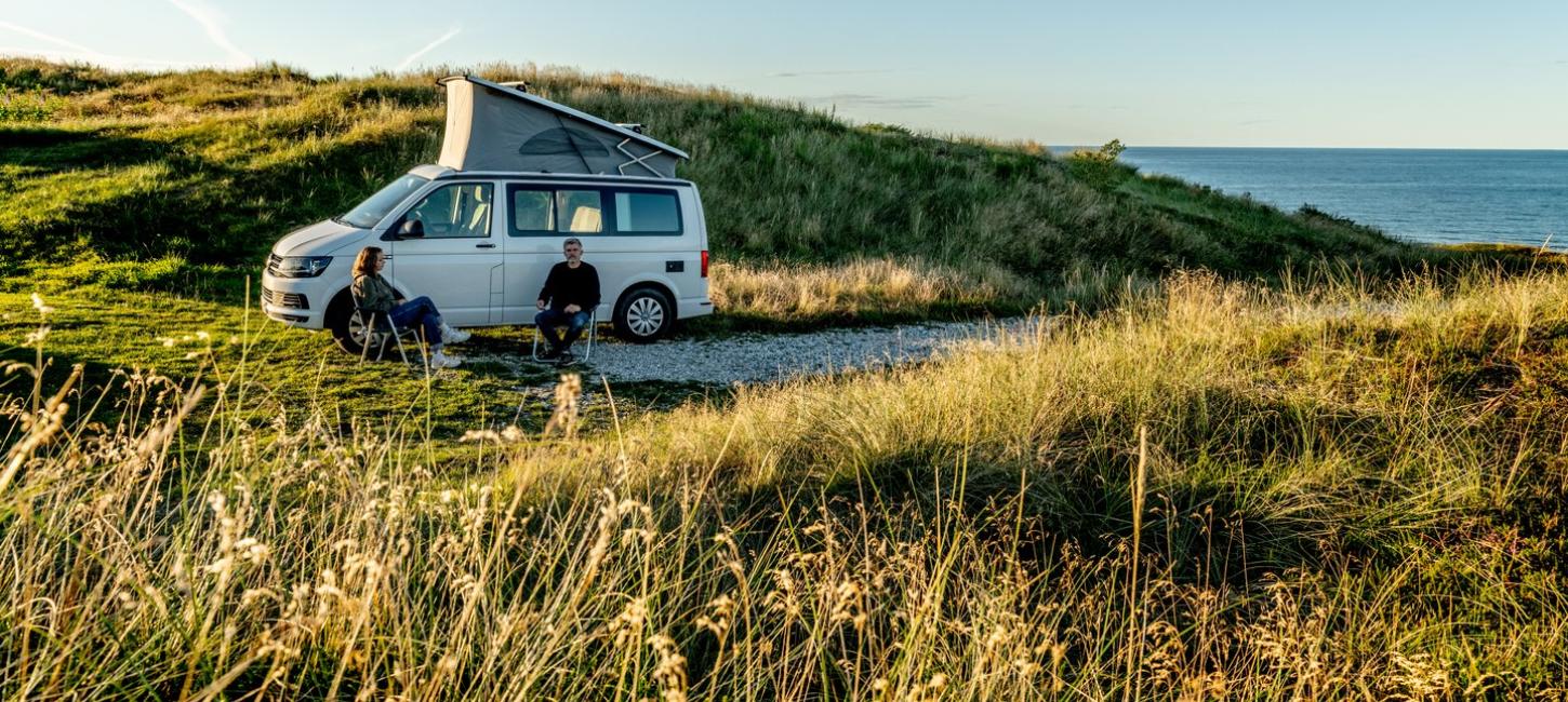 Camper steht in den Dünen bei Hanstholm, Dänemark