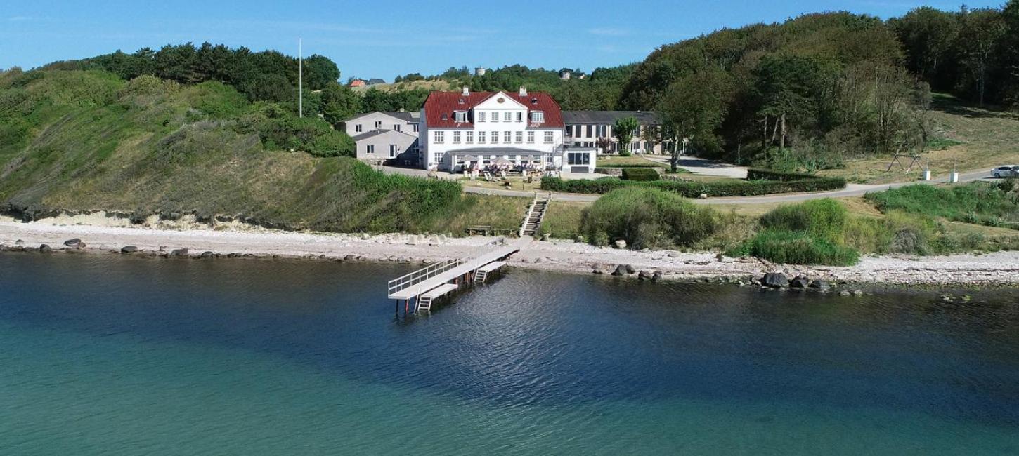 Luftaufnahme von dem Hotel Strandhotel Røsnæs an der Westküste Seelands
