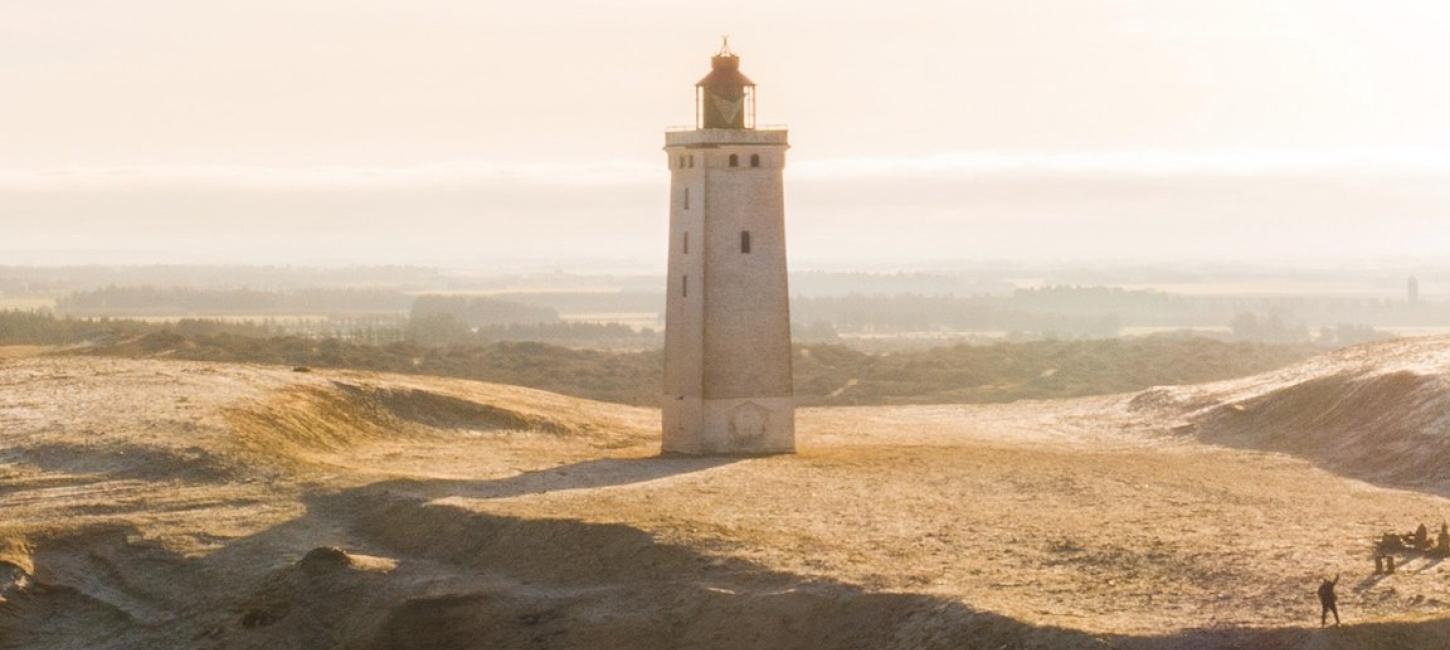 Leuchtturm Rubjerg Knude von oben im Sonnenuntergang, Dänemark