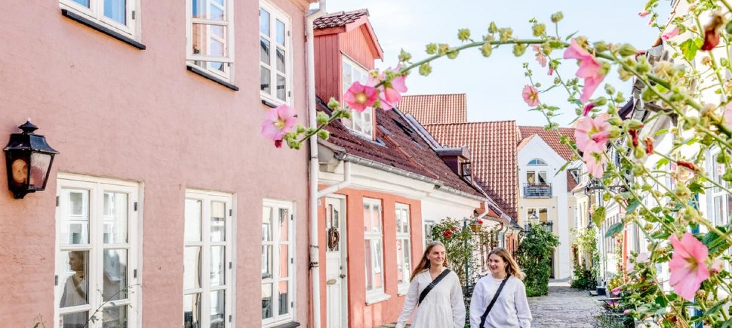 Zwei Frauen gehen shoppen in der Altstadt von Aalborg, Dänemark