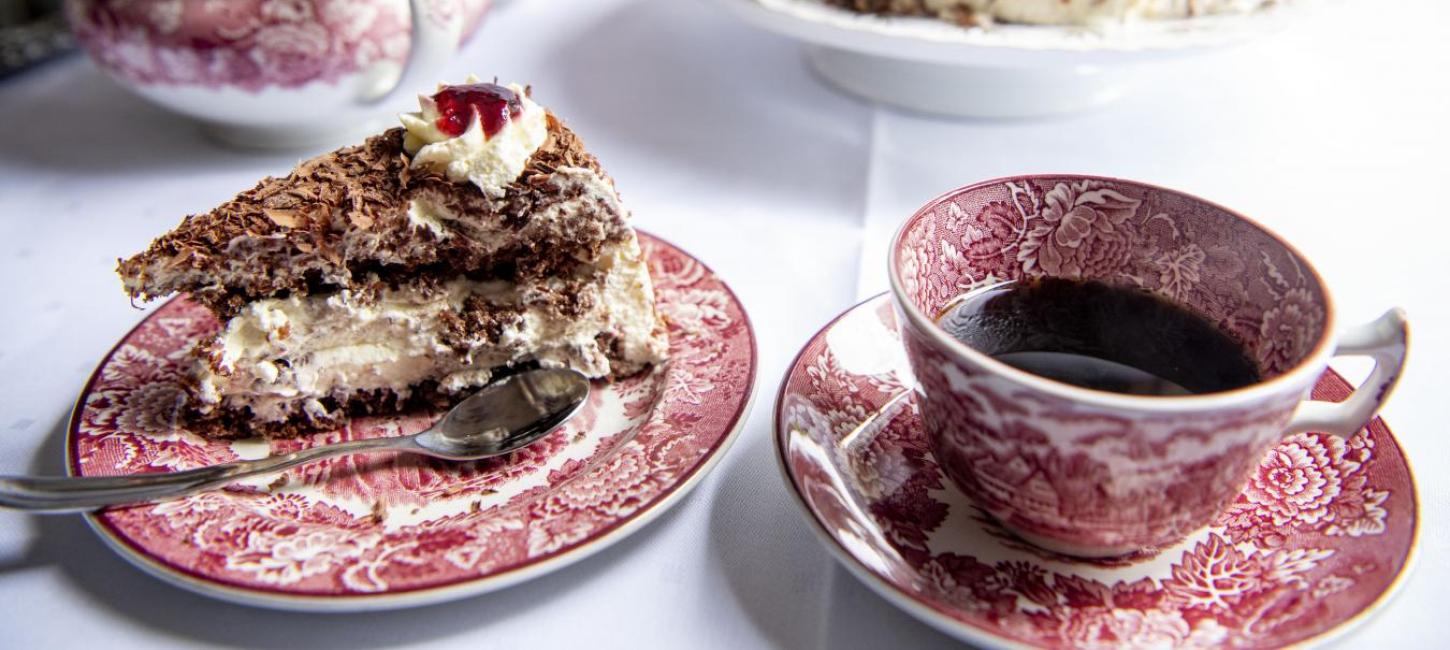 Kaffeetafeln, Bild von einer Tasse Kaffee und Kuchen