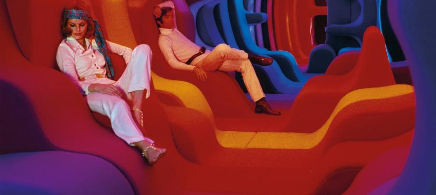 Ein Bild von zwei Personen, die in der Installation Fantasy Landscape von Verner Panton sitzen