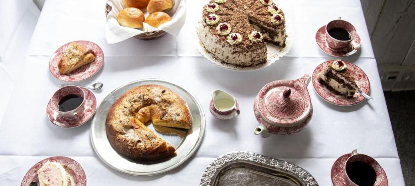 Bild von einer südjütländischen Kaffeetafel mit unterschiedlichen Kuchen und Kaffee