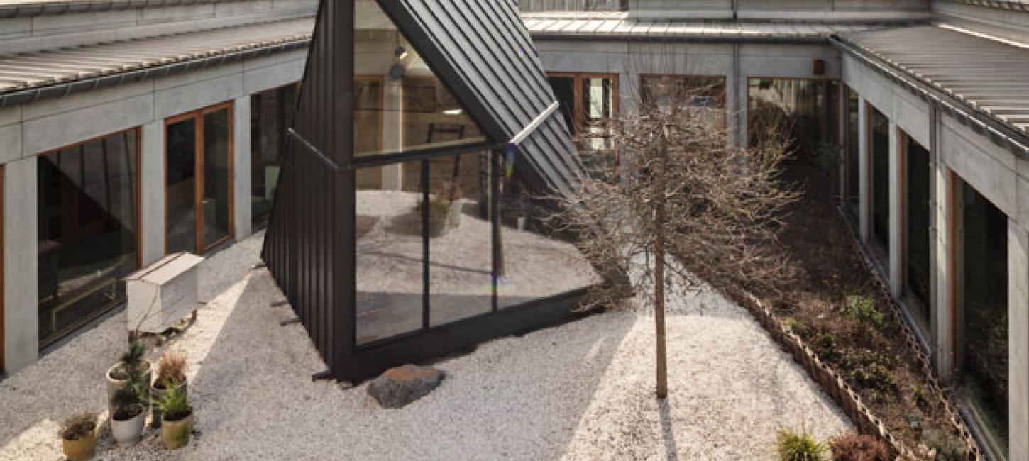 Ein Bild von einem Ferienhaus gestaltet vom Architekturbüro Bjarke Ingels, was Teil der „Sommerhus“-Ausstellung im Utzon Center ist