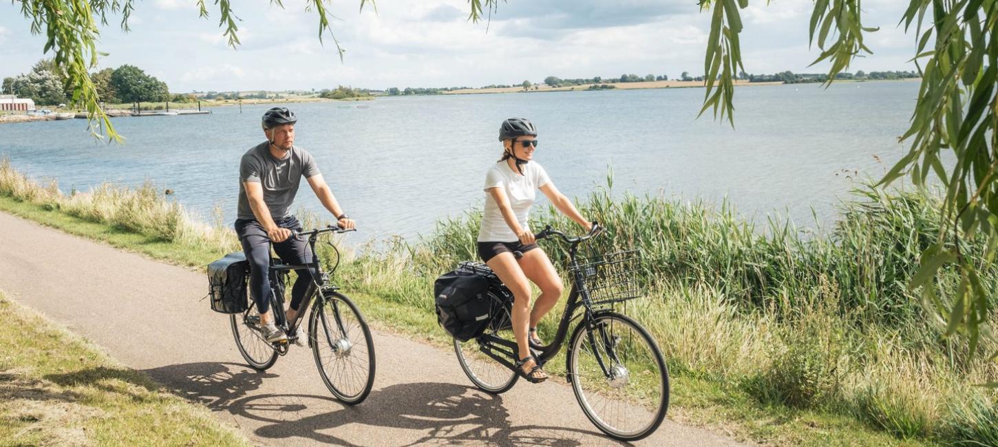 Bild von einem Paar mit E-Bikes auf Fahrradurlaub in Dänemark